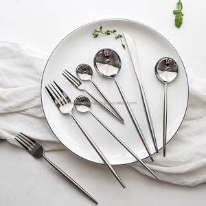 Juego de Cubiertos de Metal Pulido Moderno con Líneas Suaves que Ofrece un Manejo Cómodo y una Apariencia Elegante en la Mesa - Product Image 5