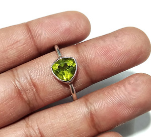 Bague en pierre précieuse de péridot vert naturel taillée en triangle, bague en argent sterling 925 massif, un bijou élégant pour un cadeau. - Product Image 6