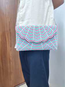 Sac à main rectangulaire lavable fait main avec motif rose et vert citron, broderie artisanale en polyester - Product Image 2