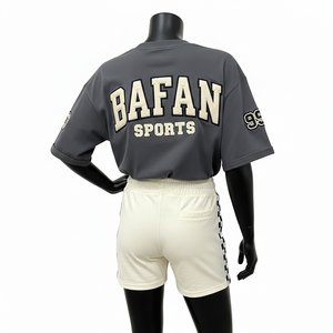 Conjunto de Camiseta y Pantalones Cortos de Algodón y Poliéster Gris para Mujer, con Cinta Lateral Bordada y Logotipo de Chenille, 100% Algodón - Product Image 2