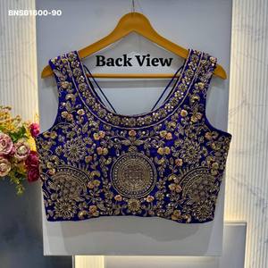เสื้อเบลาส์คอวีบุผ้าซิลค์อิตาลีเนื้อนุ่มสีสันสวยงาม ตกแต่งด้วยงานปักลูกปัดและลายปักแบบ Tricot พร้อมงานประดับด้วยเชือกและลูกปัด ราคาขายส่ง - Product Image 6
