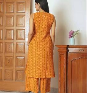 Conjunto étnico de uso diario en color amarillo, tela suave y transpirable para venta al por mayor en boutiques, conjunto de kurta de algodón para mujer con trabajo de espejo. - Product Image 4