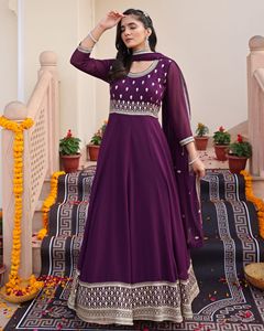 Dernier modèle de robe Anarkali traditionnelle pour femme, violette, manches 3/4, en crêpe de georgette, semi-couturée, pour mariages et fêtes - Product Image 2