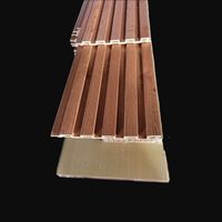 Panneaux WPC ignifuges et étanches certifiés sécurité, revêtement personnalisable à grain de bois doux pour une touche élégante en intérieur