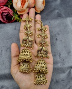 Boucles d'oreilles Jhumka en cristal perlé à double dôme avec chaînes de cheveux intégrées, idéales pour les mariages et les occasions festives – Vente en gros - Product Image 3