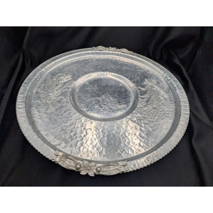 Plateau de service rond en argent avec bordure à motif floral, plateau en métal de luxe pour les collations, les fruits, les apéritifs et la décoration de la maison - Product Image 4