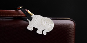 Étiquette de bagage rectangulaire traditionnelle en laiton gravé et plaqué argent par Code Silver - Product Image 1