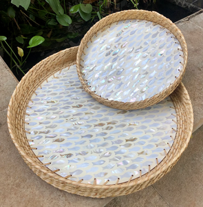 Plateau élégant rond personnalisable en nacre et rotin, 2 pièces, pour le rangement des collations sur table et les objets artisanaux - Product Image 1