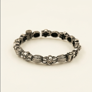Brazalete de plata oxidada con diseño de flor DIVYORO - Joyería vintage para mujer de Orissa - Product Image 1
