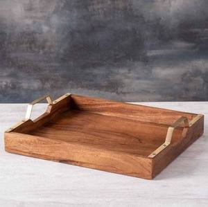 Plateau de service rectangulaire de luxe en bois d'acacia pour la restauration en gros, avec poignée dorée élégante, idéal pour hôtels et restaurants - Product Image 1