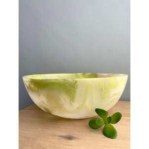 Bol artisanal moderne en résine pour la décoration intérieure, comme centre de table ou décoration de mariage - Product Image 1