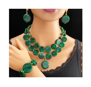 Collar con Colgante de Resina Hecho a Mano de Primera Calidad con Cadena de Cuentas para Mujer, Hecho por Apex Align - Product Image 3