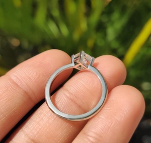 Anillo de compromiso solitario con diamante de corte princesa minimalista cultivado en laboratorio, en oro blanco de 14 quilates, joyería fina contemporánea para ella. - Product Image 2