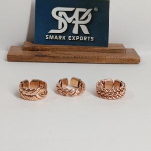 Bague de thérapie magnétique en cuivre tressé et tissé, faite à la main, ajustable, avec motif de chaîne, bijoux de styles moderne, traditionnel et antique - Product Image 4