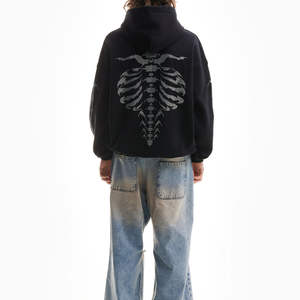 Sudadera con capucha de algodón personalizada para hombre, estilo streetwear, con efecto desgastado por el sol, remaches y pedrería, de corte completo. - Product Image 3