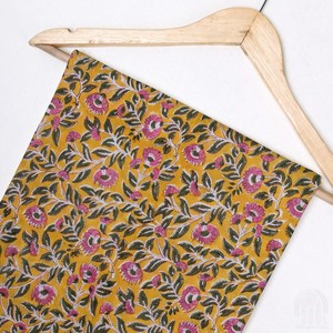 Tela de Algodón Estampada a Mano con Diseño Floral Sanganeri en Rosa Mostaza, Ecológica, de la India, por Metro, para Confección de Ropa para Niños - Product Image 1