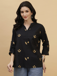Blusa de Mujer Negra con Estampado Floral, Cuello Mandarín, Tejida, Manga 3/4, Corte Regular, Casual, 100% Algodón, Diseño Bordado a Mano con Lámina - Product Image 3