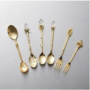 Cuillère à dessert élégante plaquée or avec manche orné pour cadeaux d'affaires et ensemble de couverts décoratifs pour la table. - Product Image 1