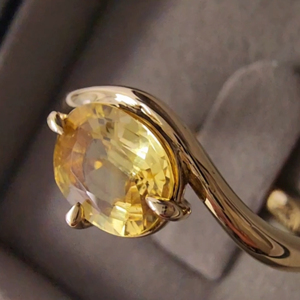 Anillo de Topacio Ovalado en Oro Amarillo para Mujer, Anillo de Compromiso Minimalista con Piedra Preciosa - Product Image 3