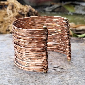 Brazalete de Cobre Chapado en Oro Hecho a Mano por Inspire Jewelry, Cobre Sólido Puro Martillado al Mejor Precio - Product Image 4