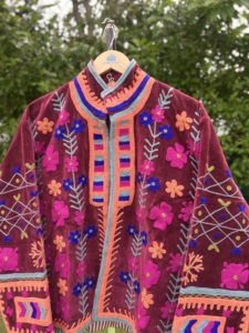 Chaqueta de Invierno de Terciopelo Bordada a Mano para Mujer |   Abrigo Artesanal de Lujo | Colección de Ropa Exterior de Moda Premium - Product Image 4