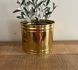 Elegante maceta de metal con acabado en latón para decoración de hogares de lujo, con estructura resistente y estilo moderno. - Product Image 6