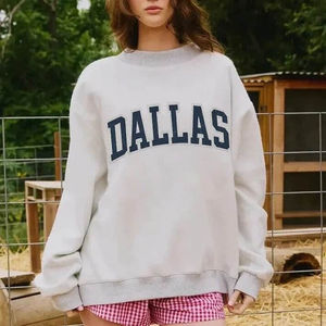 เสื้อสเวตเชิ้ตคอกลมโอเวอร์ไซส์สำหรับผู้หญิง สีเทา พิมพ์ลายตัวอักษรดัลลัส ผ้าฝ้ายถัก 100% เหมาะสำหรับใส่ในฤดูใบไม้ร่วง - Product Image 1