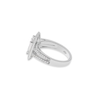 Bague en or blanc 18 carats avec halo de diamants taille émeraude et baguette, à double sangle, Memoria Jewels, vente en gros