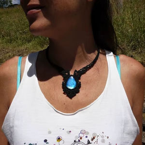 Collar llamativo de macramé Woodland con diseño de mariposa y piedra de cuarzo, colgante chapado en oro de 14K, hecho a mano, minimalista, budista - Product Image 1