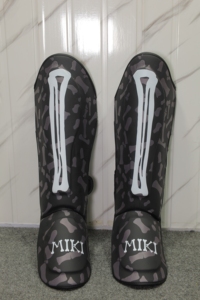 Protège-tibias MMA professionnels Miki 100% coton, cadre en acier à haute teneur en carbone, imprimé numérique camouflage noir, fermeture à double anneau boutonné - Product Image 5