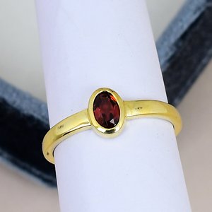 Bague fine en grenat plaqué or, sertie clos, pour usage quotidien, en argent sterling 925 massif, avec bande lisse plaquée or, pour femme - Product Image 3