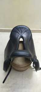 Silla de Montar Bluhorse Premium Endurance |   Silla de Montar Inglesa de Cuero Sintético y Genuino, Duradera y de Alta Calidad - Product Image 3