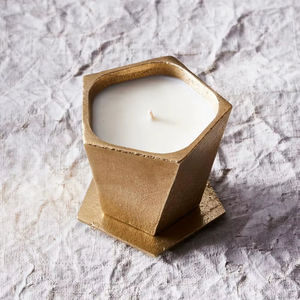 Porte-bougie en métal fini à la main pour une décoration intérieure sophistiquée, offrant une finition lisse et une éclairage élégant - Product Image 1