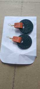 Pendientes de cuero hechos a mano con diseños únicos, ligeros, cómodos y de calidad artesanal para un estilo elegante. - Product Image 2