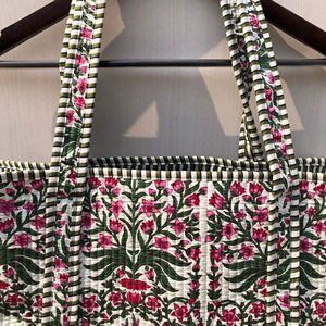 Sac fourre-tout matelassé en coton imprimé fleuri fait main, sac de shopping pour femme, sac de plage avec fermeture éclair, sacs de voyage - Product Image 4