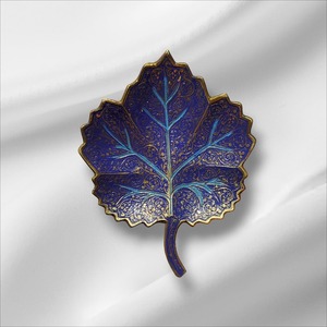 Plateau de service élégant en métal bleu luxueux, design feuille, pour une présentation de table raffinée et une décoration intérieure de luxe, provenant d'Inde. - Product Image 4