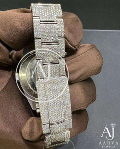 Reloj Analógico de Lujo Unisex con Moissanita Iced Out, Cuarzo, Aleación y Cristal, Esfera de Acero Inoxidable, Correa de 20mm, Números Romanos y Cierre de Brazalete - Product Image 4