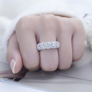 Bague de fiançailles en moissanite taille ovale très demandée, tendance, idéale pour les mariages, les anniversaires et les fêtes, disponible à prix export. - Product Image 1