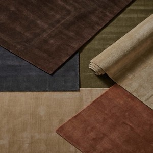 Tapis moderne minimaliste noir anthracite en laine/soie, antidérapant, à poils moyens, texture unie douce, pour salon, chambre, maison contemporaine - Product Image 1