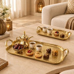 Plateau de service en aluminium doré martelé, paire, coins arrondis, poignées en boucle, rebord surélevé |   Ensemble de table de buffet élégante pour la salle à manger - Product Image 2