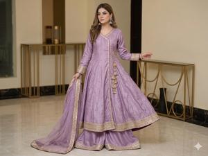 Colección Ssumaira: Hermoso conjunto listo para usar de angrakha de seda bordado, con plazzo bordado y dupatta de organza. - Product Image 2
