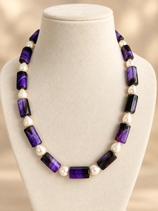 Collier de perles et pierres précieuses violettes avec perles rectangulaires polies et design élégant - Product Image 2