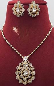 Ensemble collier pendentif en laiton plaqué or avec zircon et boucles d'oreilles à maillons, tendance et élégant, pour femme, idéal pour les occasions de mariage - Product Image 2