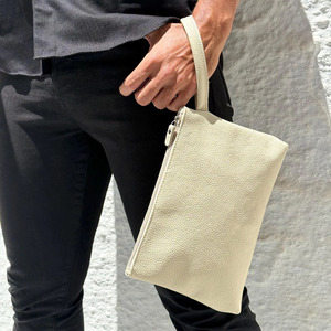Bolso de viaje tipo clutch de cuero premium, organizador diseñado para pasaportes, tarjetas, teléfono, efectivo y accesorios esenciales, en venta. - Product Image 6