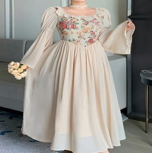 Vestido cremoso con estampado floral, corte en A, mangas abullonadas y encanto vintage, perfecto para uso casual, disponible a precios de mayorista. - Product Image 1