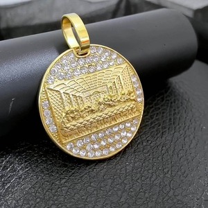 Collar con Colgante de la Última Cena con Incrustaciones de Circonitas, de Acero Inoxidable Chapado en Oro de 18K, con Cadena y Dije Redondo de Circonitas - Product Image 5