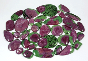 พลอยรูบี้โซไซต์ธรรมชาติทรงหลังเบี้ยสำหรับทำเครื่องประดับ รูปทรงผสม สีเขียวชมพู ราคาขายส่ง - Product Image 4
