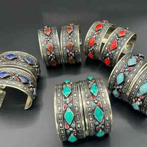 Vibrante Brazalete Artesanal Tribal Afgano Kuchi Vintage con Cuentas Multicolor y Trabajo de Espejo para Mujer, Ideal para Bodas y Fiestas - Product Image 2