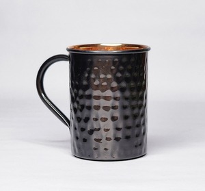 Juego de Tazas Moscow Mule de Cobre Negro Martillado, Hechas a Mano, Artísticas, con un Exterior Negro Mate Sofisticado - Product Image 2