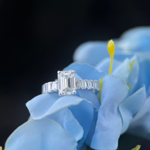 Bague en diamant taille émeraude cultivé en laboratoire 1,60 carat D VVS2 certifiée IGI Or blanc 14K plaqué rhodium Bijoux de fiançailles et de mariage - Product Image 5